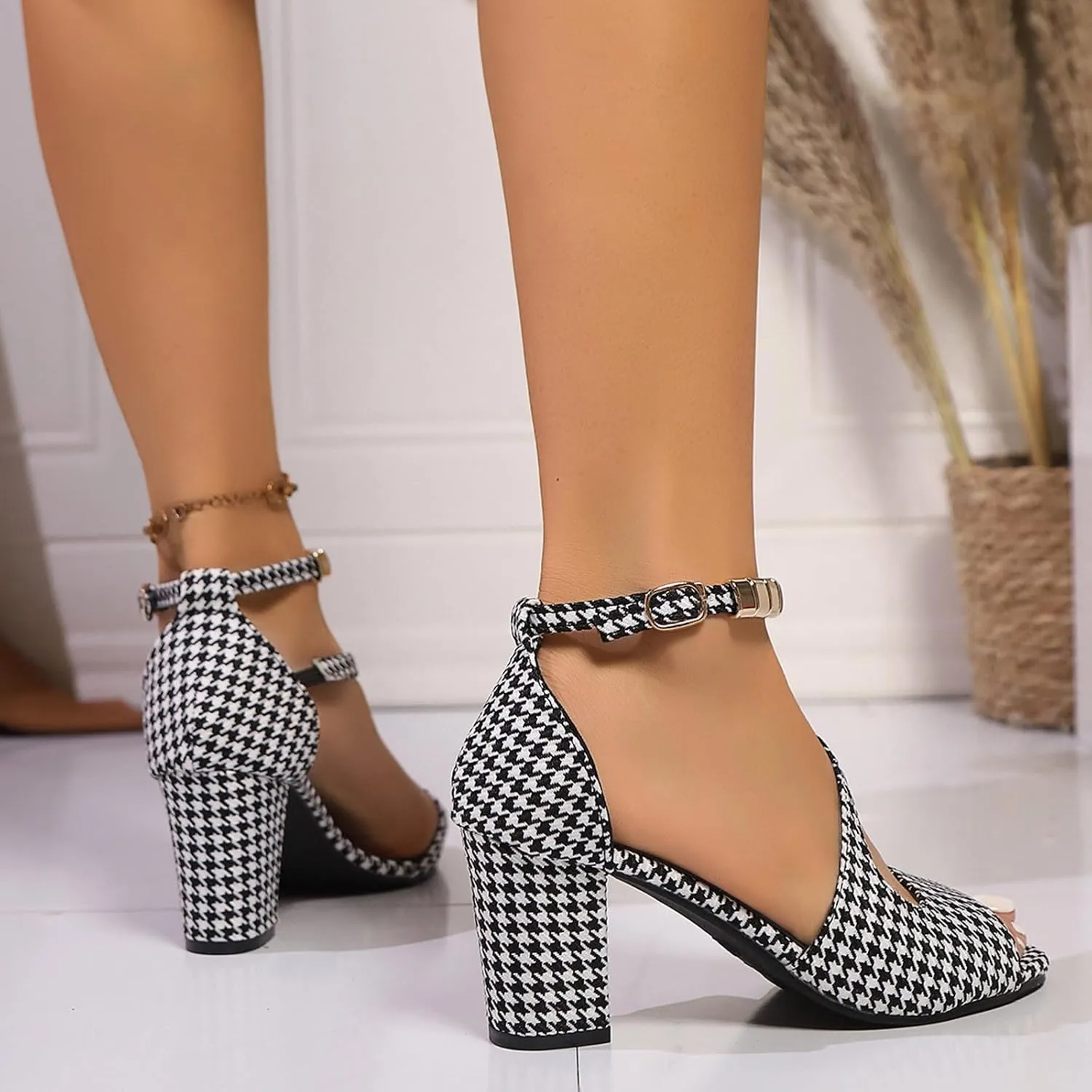 Stylish Women's Casual Sandals Retro- Design Hollow Soft Sole Suitable for Various Occasions Ideal for Spring and Summer