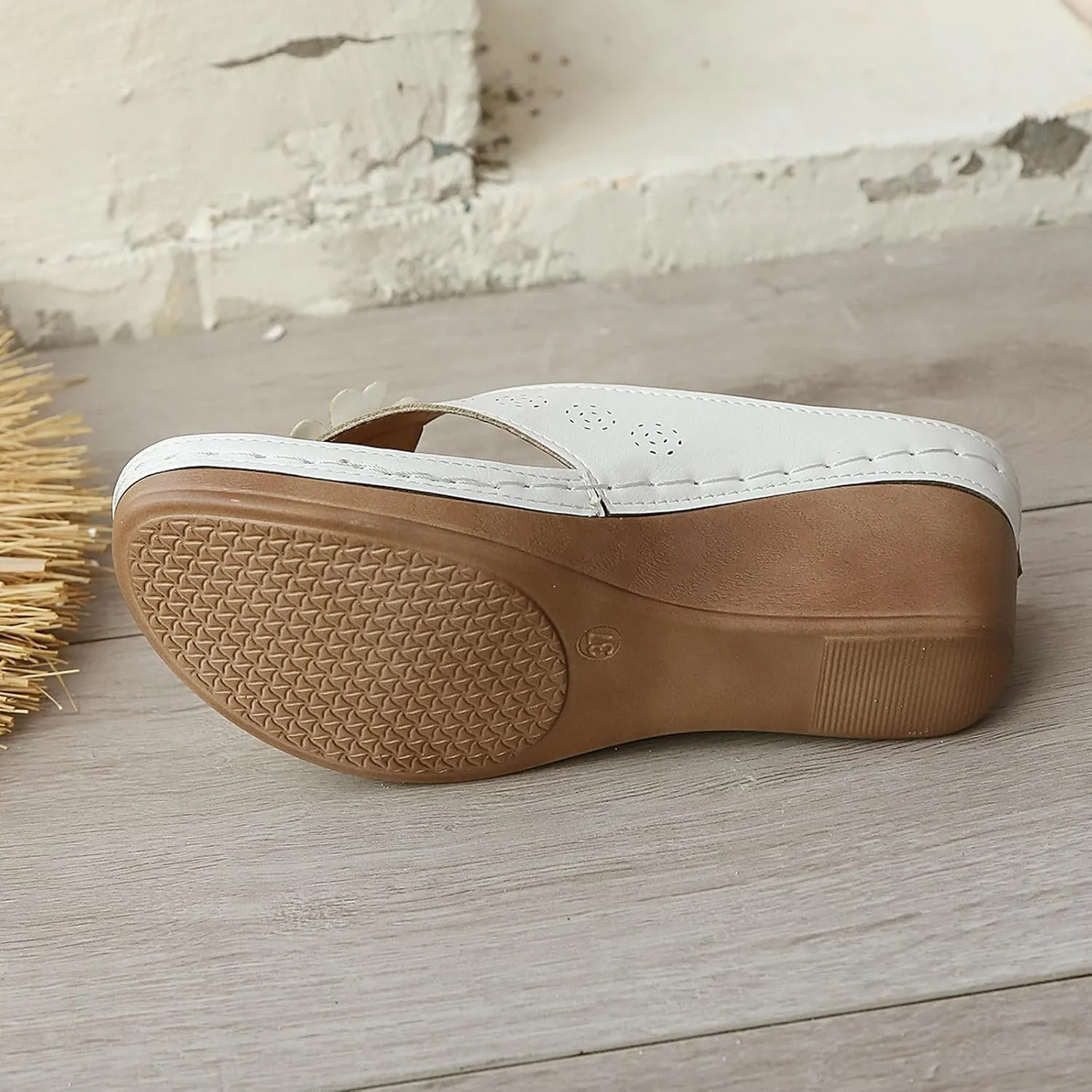 Stylish Women's Slip-On Slippers with Toe Post Design Casual Wedge Sandals for Beach Parties and Daily Wear